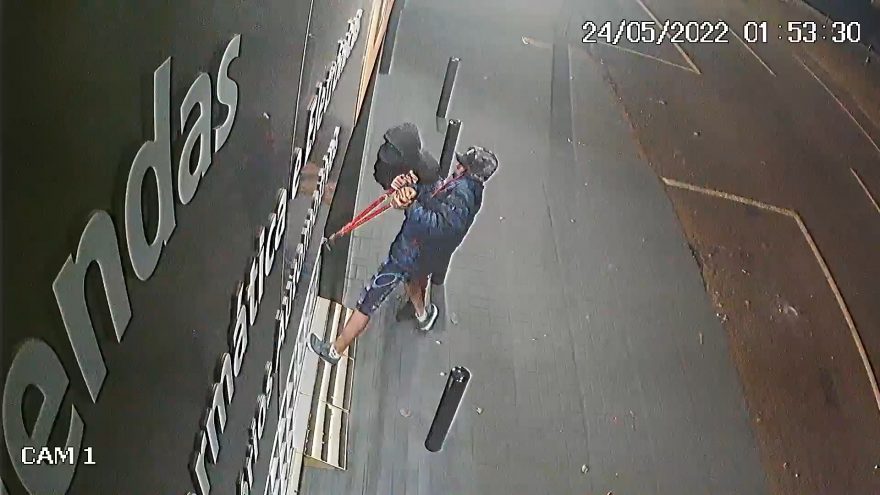 Mesmo com alicate para cortar vergalhão, ladrões não conseguem arrombar empresa no Bairro Neva