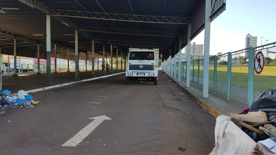 Servidores realizam limpeza no antigo terminal oeste e orientação aos moradores em situação de rua que ocupam o local