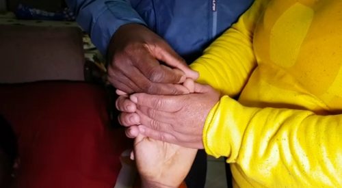 “Pra mim isso é preconceito”, diz mulher sobre falta de atendimento a haitiano acamado por AVC