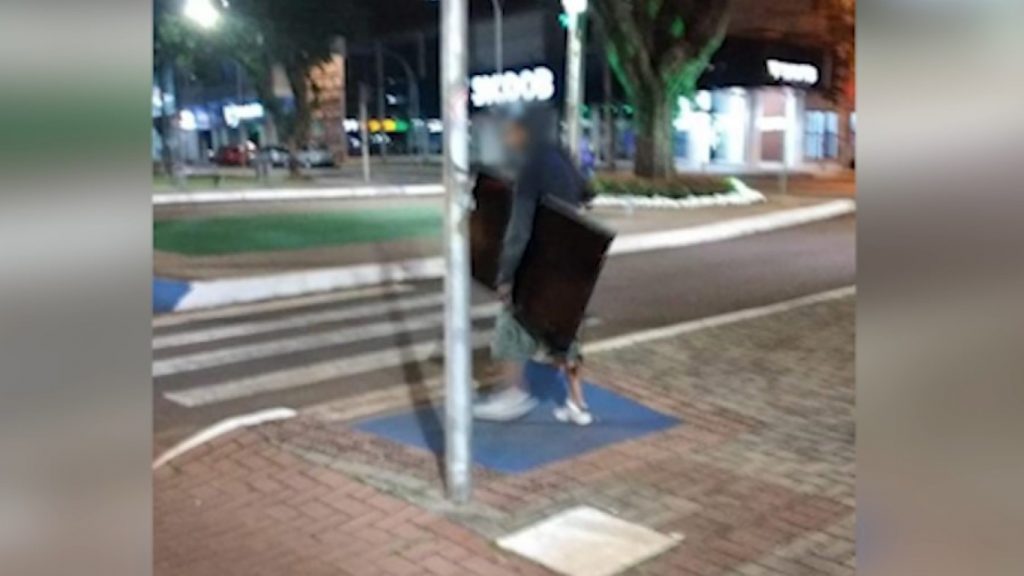 Imagem mostra indivíduo carregando televisão com suspeita de furto no Centro de Cascavel