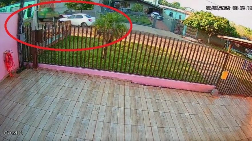 Vídeo mostra motorista batendo contra caminhão estacionado no Bairro Parque São Paulo