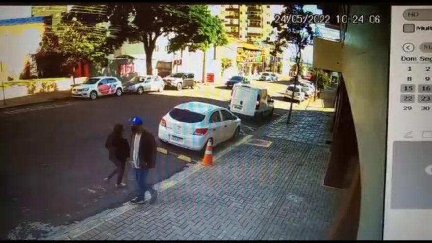 Câmera flagra ladrão furtando Fiorino no Centro de Cascavel
