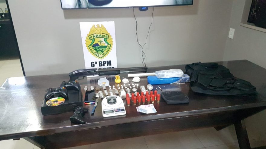 PM apreende espingarda calibre 12, colete balístico, drogas e eletrônicos ilícitos em residência no Santa Cruz