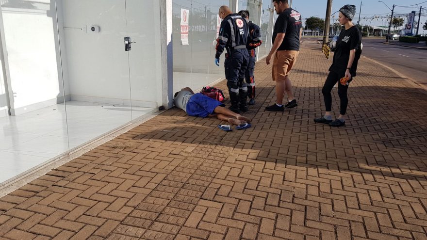 Mesmo reticente, homem é socorrido pelo Samu na Rua Paraná