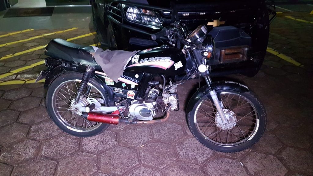 Motocicleta com placa adulterada é apreendida pela equipe da PM Motocicleta com placa adulterada é apreendida pela equipe da PM