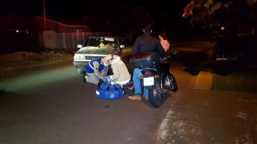 Mulher fratura a perna após colisão entre carro e moto em Cascavel