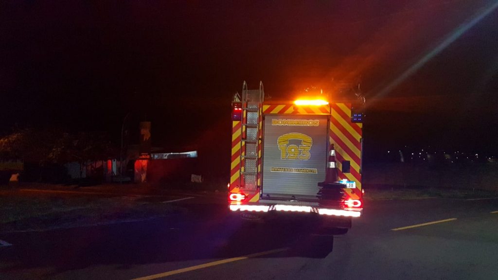 Bombeiros controlam incêndio ambiental no Florais do Paraná Bombeiros controlam incêndio ambiental no Florais do Paraná