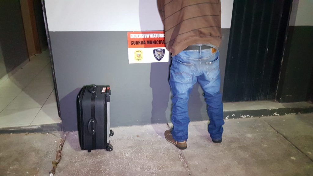 Rapaz de 27 anos com mandado de prisão em aberto pelo crime de furto é detido pela PM Rapaz de 27 anos com mandado de prisão em aberto pelo crime de furto é detido pela PM
