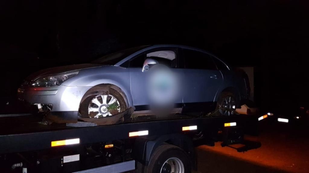 Após fugir da Polícia, veículo é abandonado e apreendido pela PM
