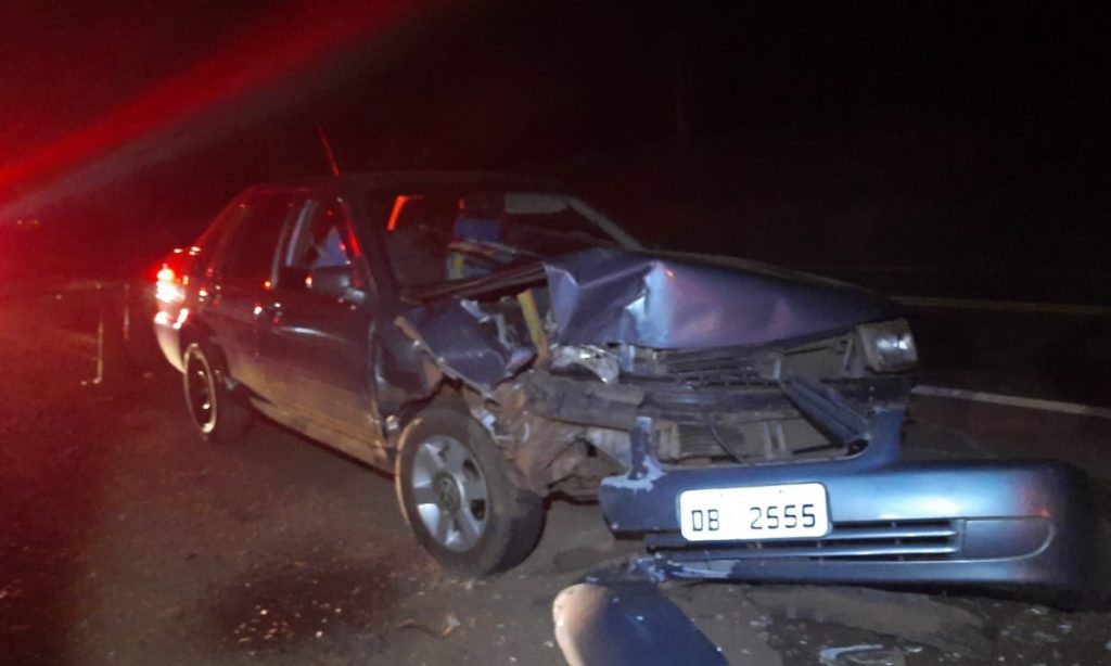 Condutor fica ferido após colidir veículo Santana com reboque de um caminhão Scania na PR-317