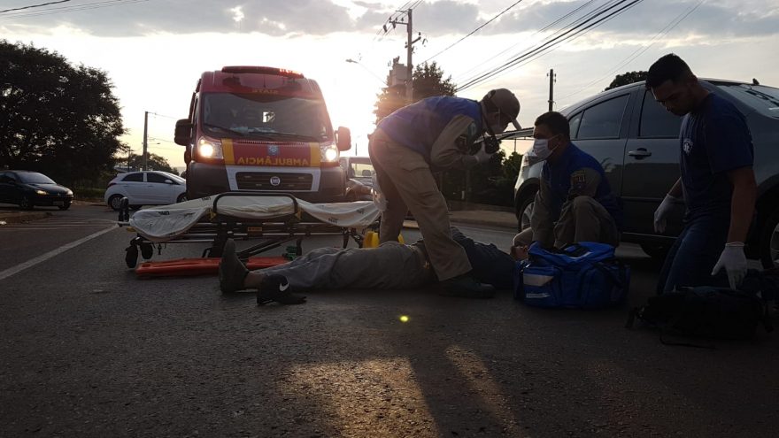 Ciclista fica ferido após colisão com moto na Rua Adolfo Garcia, no Brasmadeira