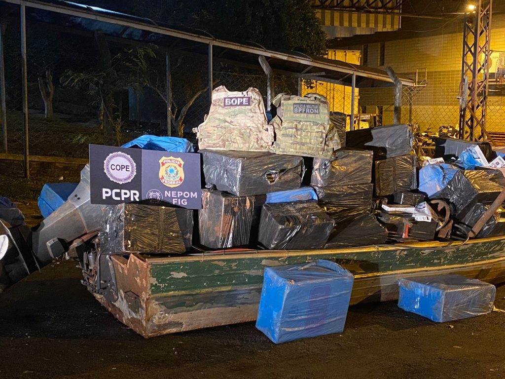 Forças de segurança apreendem embarcação carregada com cigarros contrabandeados em Itaipulândia