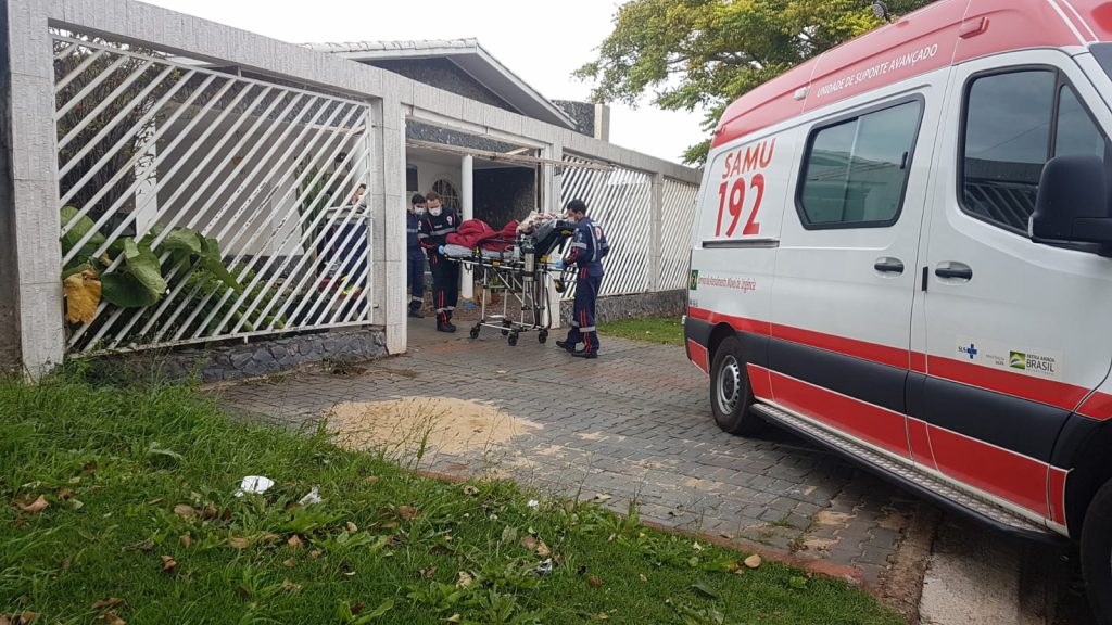 Equipes do Samu atendem idosa que estava passando mal em residência no Bairro Alto Alegre