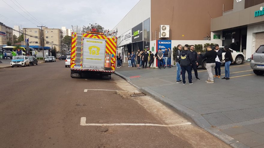 Prédio é evacuado no Centro após funcionários sentirem movimentação na estrutura