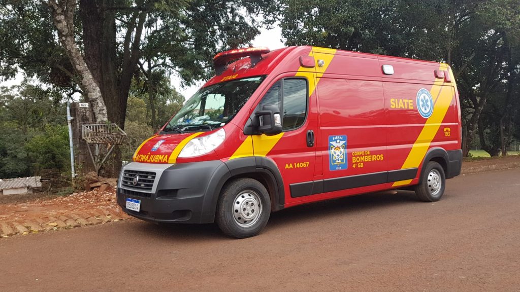 Homem cai em barranco e é socorrido pelo Siate no Bairro Periolo