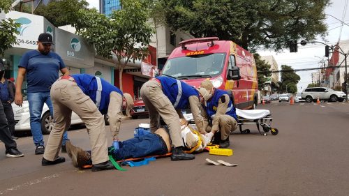 Homem fratura o cotovelo ao cair de moto no Centro de Cascavel