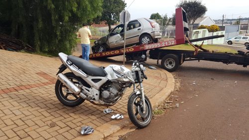 Colisão entre Palio e moto deixa jovem com laceração na perna e suspeita de fratura