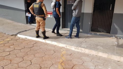 Detidos com 84 quilos de maconha são levados para a delegacia de Cascavel
