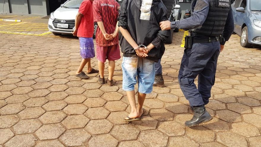 Trio detido com carros furtados é levado à delegacia; um suspeito conseguiu fugir