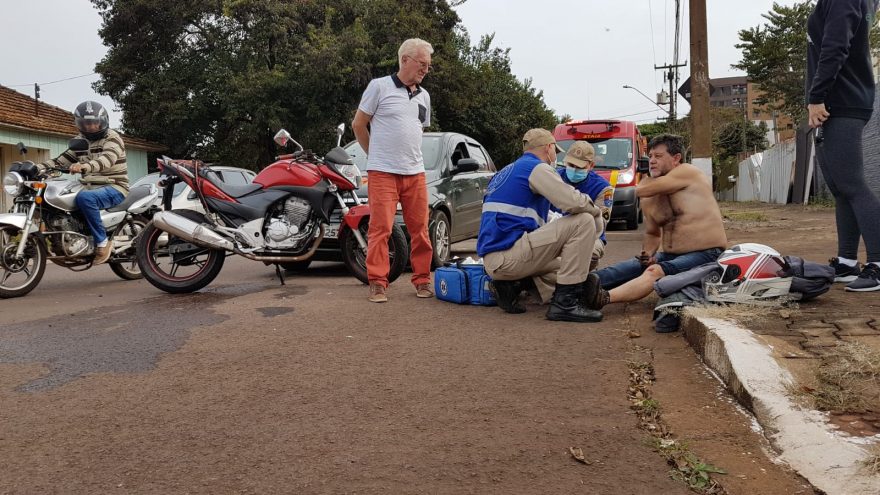 Motociclista fica ferido após colisão traseira na Rua Machado de Assis