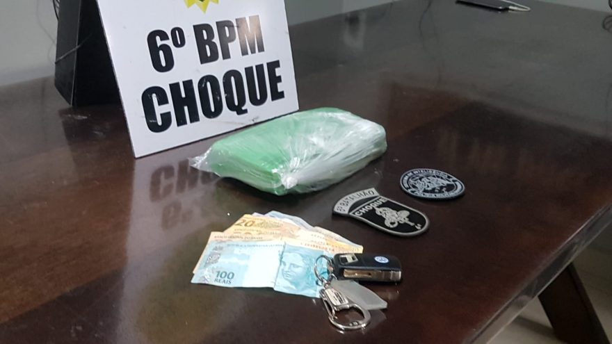 Com bebê de seis meses no carro, casal é detido pela PM transportando um quilo de cocaína