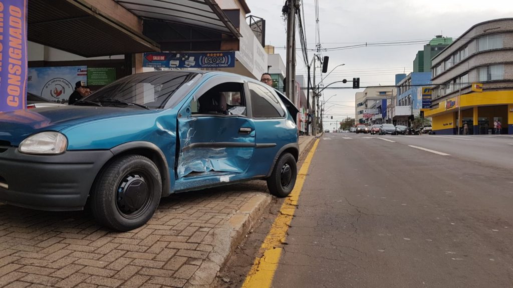 Corsa e Corolla se envolvem em colisão no Centro