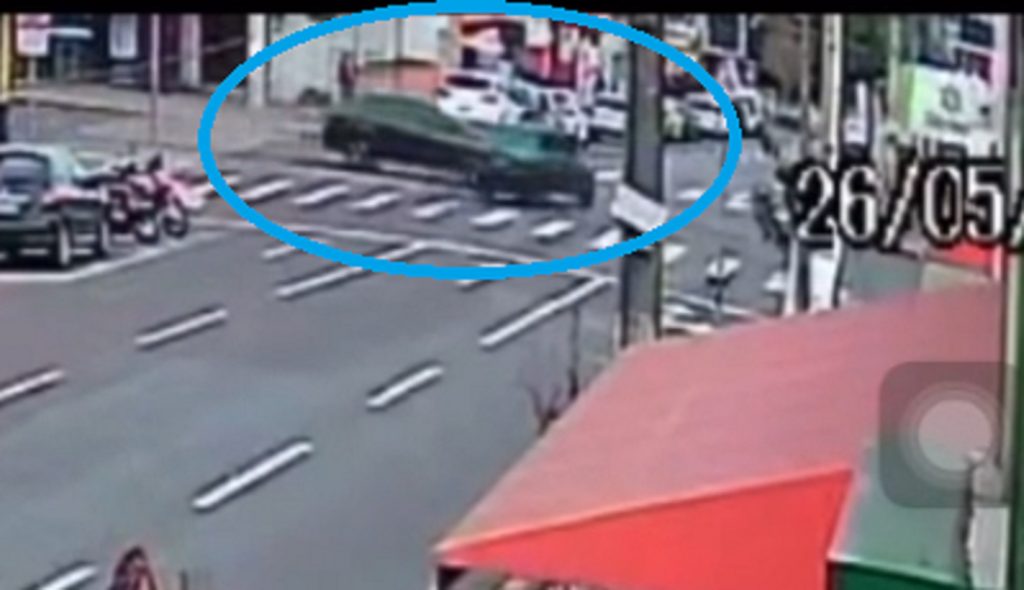 Colisão entre Corsa e Corolla é flagrada por câmera, no Centro
