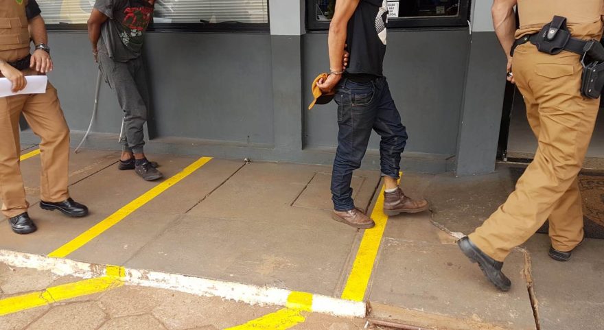 Homens são detidos ao tentarem furtar mangueiras de hidrante em supermercado