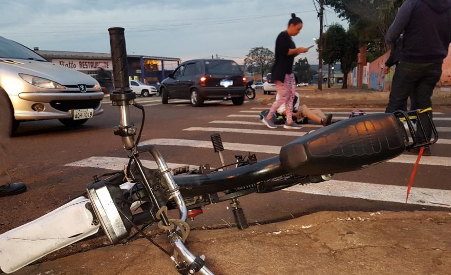Jovem fica ferido em colisão entre carro e mobilete no Brasília