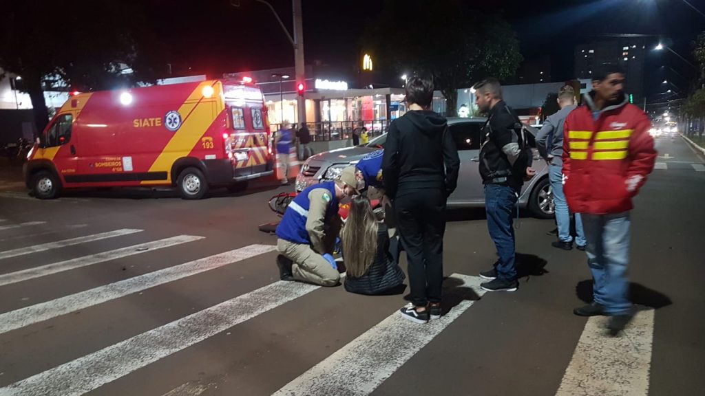Mulher fica ferida após colisão envolvendo carro e moto na Av. Brasil Mulher fica ferida após colisão envolvendo carro e moto na Av. Brasil