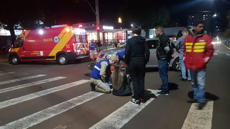 Mulher fica ferida após colisão envolvendo carro e moto na Av. Brasil