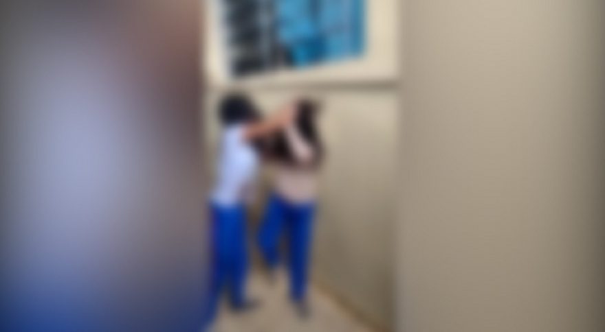 Vídeo: Estudantes brigam em pátio de colégio em Cascavel