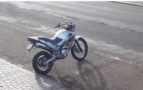 Moto com placa AUR3E00 foi furtada na Rua Arquitetura em Cascavel