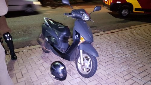 Ao se desequilibrar em quebra-molas, jovem cai de moto e sofre contusões pelo corpo