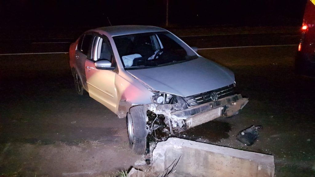 Condutor de veículo Volkswagen Polo fica ferido após colisão na BR-277
