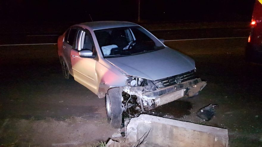 Condutor de veículo Volkswagen Polo fica ferido após colisão na BR-277
