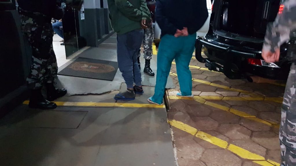 Dois indivíduos são detidos pelo choque por suspeita de tráfico de drogas
