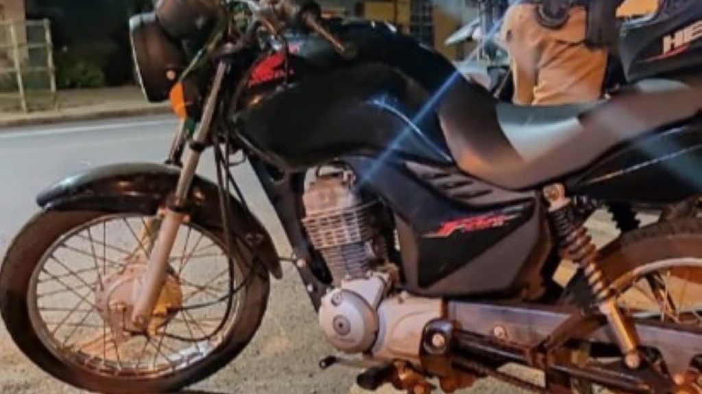 Moto furtada é encaminhada até a delegacia juntamente com a condutora