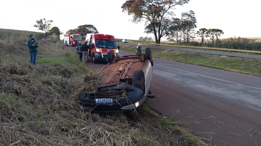 Gestante fica ferida em capotamento na rodovia BR-467, em Cascavel