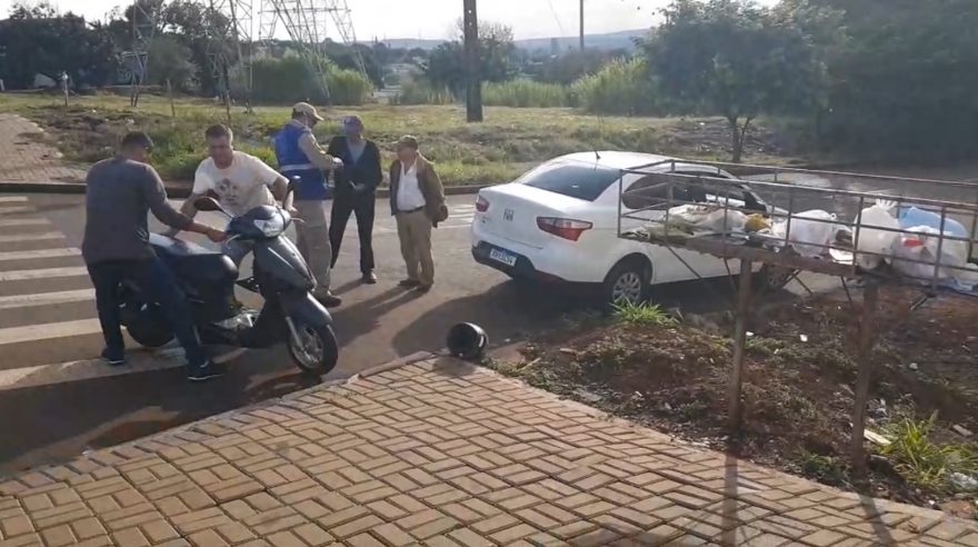 Motociclista fica ferido após bater em traseira de carro na Avenida Piquiri