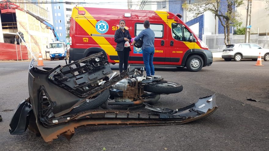 Carro e moto batem na Região Central e motociclista precisa ser socorrido
