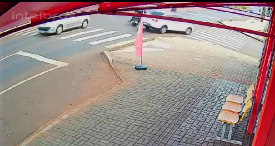 Vídeo mostra colisão traseira entre carro e moto na Avenida Piquiri