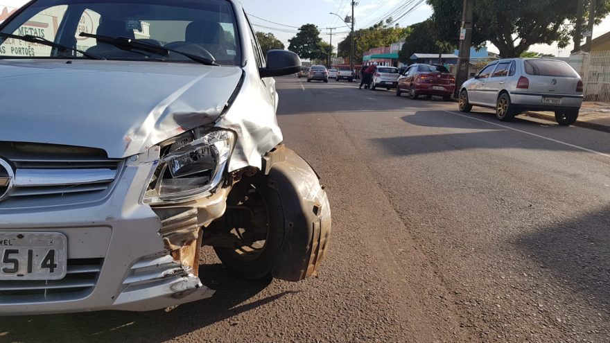 Carros se envolvem em colisão na Rua Jacarezinho com a Rua Minas Gerais