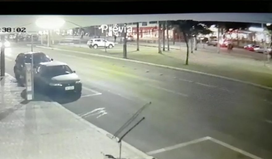 Câmera registra colisão entre carro e moto na Avenida Brasil, no Centro