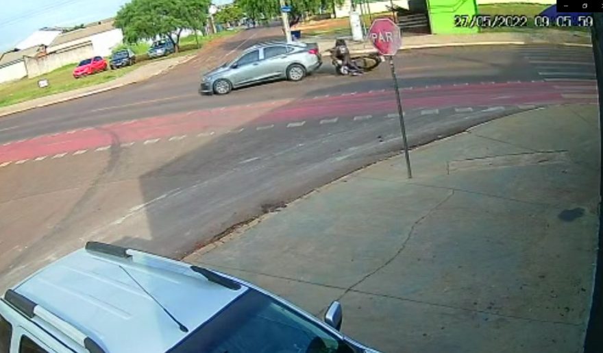 Câmera registra colisão traseira entre carro e moto no Santa Cruz