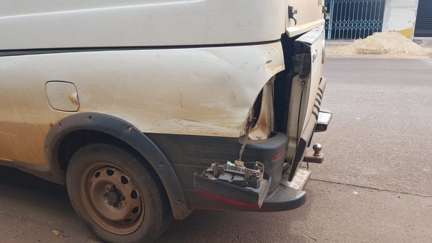 Fiorino e Santa Fé se envolvem em colisão na Rua Paraná