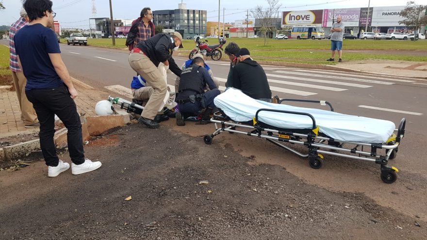 Jovem sofre traumatismo craniano após grave colisão entre moto e Azera na Avenida Assunção