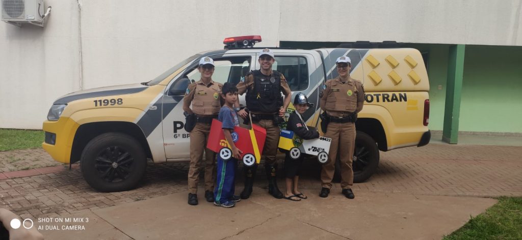 Equipe da trânsito da PM realiza ação educativa com crianças no Santa Cruz