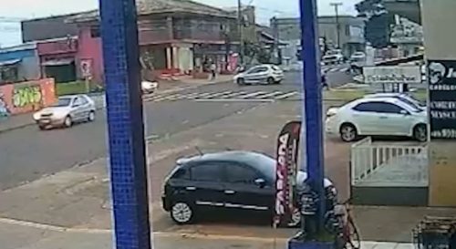 Vídeo: jovem de mobilete é atingido por Peugeot no Bairro Brasília