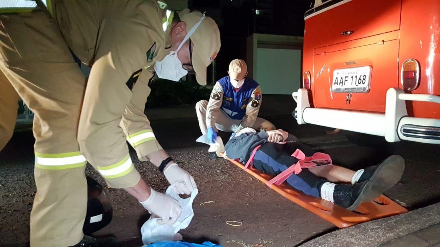 Casal cai de moto após pneu do veículo furar